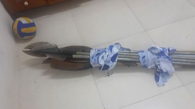 Số dao, rựa và mã tấu của 2 nhóm thanh, thiếu niên tham gia vụ hỗn chiến. ẢNH: TRÙNG DƯƠNG