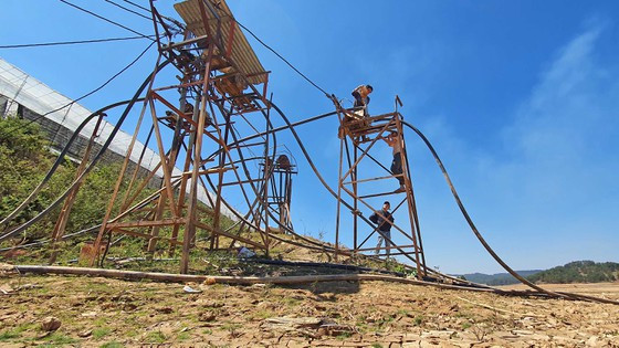 Theo các hộ dân canh tác nông nghiệp tại đây, mực nước hồ đang thấp hơn gần 2 m so với mọi năm. Ảnh: ĐOÀN KIÊN Theo các hộ dân canh tác nông nghiệp tại đây, mực nước hồ đang thấp hơn gần 2 m so với mọi năm. Ảnh: ĐOÀN KIÊN