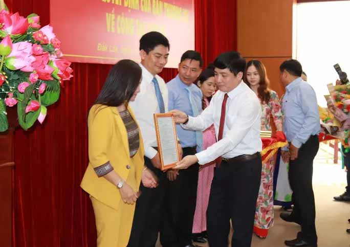 Bí thư Tỉnh ủy Đắk Lắk Bùi Văn Cường trao các quyết định điều động, bổ nhiệm cán bộ