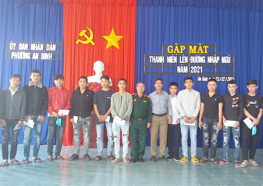 Hội Cựu chiến binh phường An Bình (thị xã An Khê) tặng quà động viên thanh niên lên đường nhập ngũ. Ảnh Mộc Trà