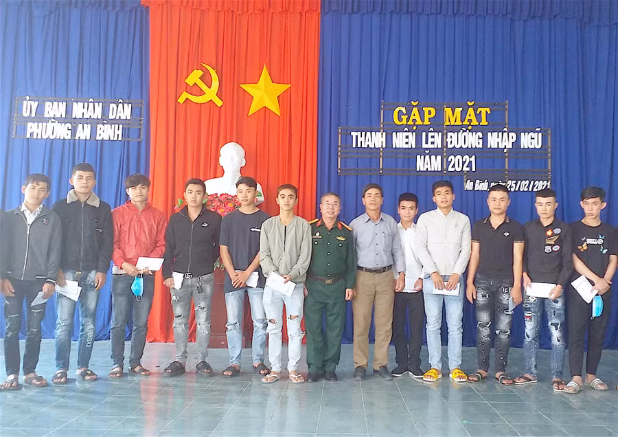 Hội Cựu chiến binh phường An Bình (thị xã An Khê) tặng quà động viên thanh niên lên đường nhập ngũ. Ảnh Mộc Trà