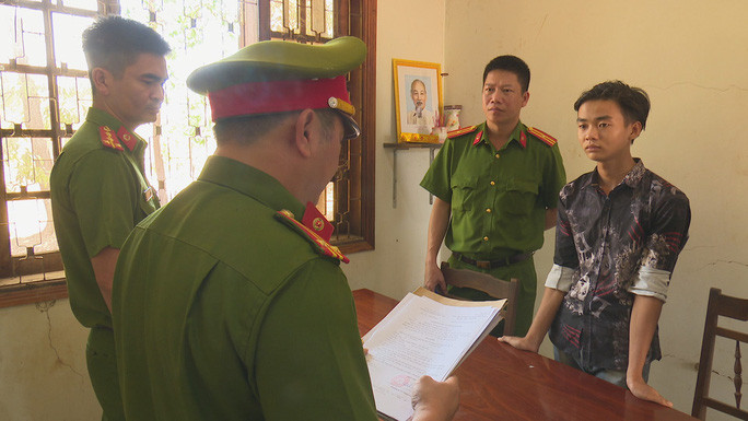 Cơ quan công an đọc lệnh bắt tạm giam nam thanh niên máu lạnh Cơ quan công an đọc lệnh bắt tạm giam nam thanh niên máu lạnh