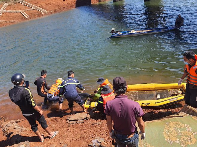 Lực lượng cứu hộ tìm thấy thi thể nam thanh niên. ẢNH: CÔNG AN CUNG CẤP