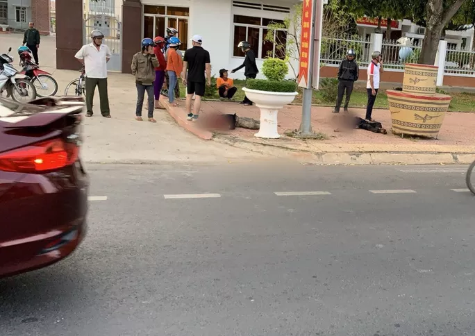 Hai người thương vong trước cổng UBND huyện