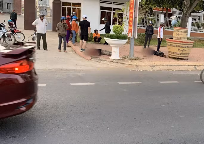 Hai người thương vong trước cổng UBND huyện