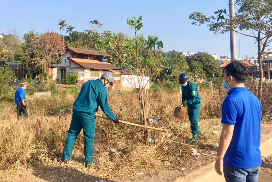 Đoàn viên, thanh niên xã Gào (TP. Pleiku) tham gia phát quang, vệ sinh đường giao thông. Ảnh: Quang Tấn