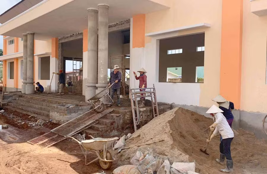 Thi công công trình Trường Tiểu học Lê Quý Đôn (TP. Pleiku). Ảnh: Hồng Thương Thi công công trình Trường Tiểu học Lê Quý Đôn (TP. Pleiku). Ảnh: Hồng Thương
