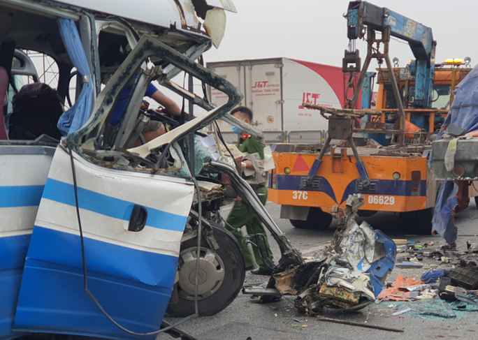 Vụ tai nạn khiến xe khách dập nát hết phần đầu