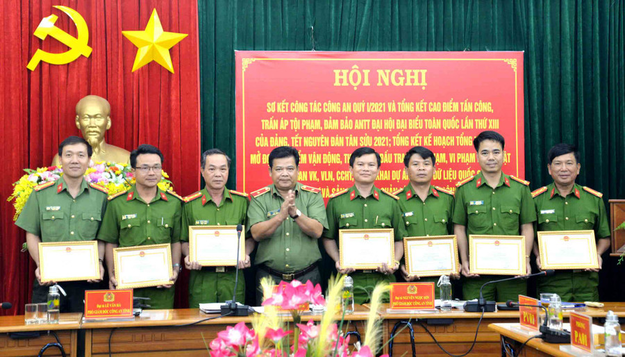  Thiếu tướng Rah Lan Lâm-Ủy viên Ban Thường vụ Tỉnh ủy, Bí thư Đảng ủy, Giám đốc Công an tỉnh trao thưởng cho cá tập thể, cá nhân