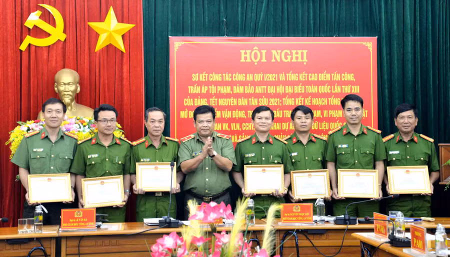  Thiếu tướng Rah Lan Lâm-Ủy viên Ban Thường vụ Tỉnh ủy, Bí thư Đảng ủy, Giám đốc Công an tỉnh trao thưởng cho cá tập thể, cá nhân