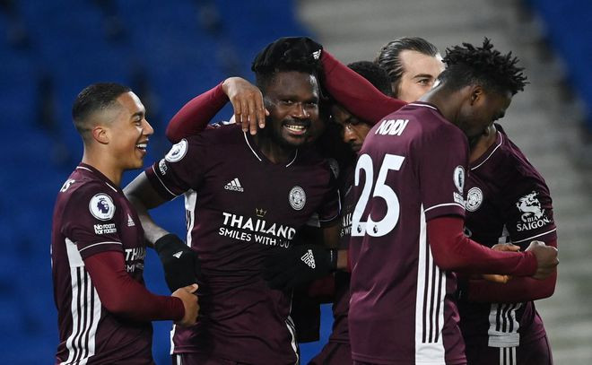  Daniel Amartey (giữa) ghi bàn thắng quan trọng, ấn định chiến thắng cho Leicester - ẢNH: AFP