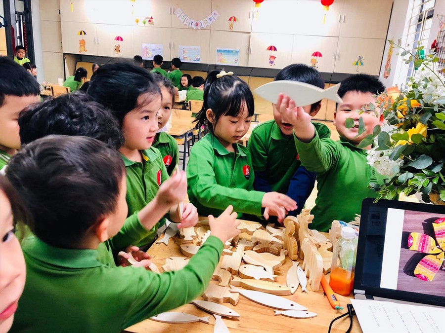 Những món đồ chơi bằng gỗ được trẻ em thích thú. Ảnh: Lan Như.