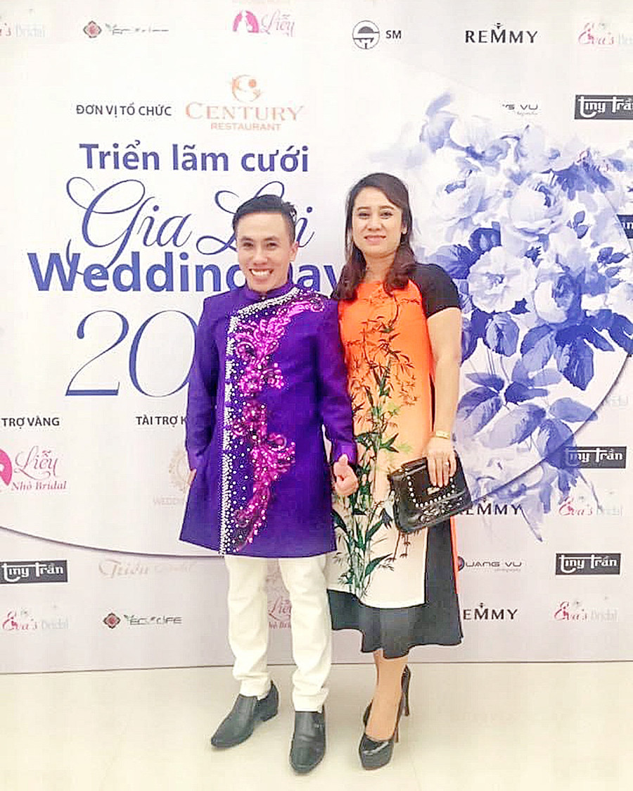  MC Hoàng Nam thường xuất hiện trên sân khấu trong trang phục áo dài. Ảnh: Hoàng Ngọc