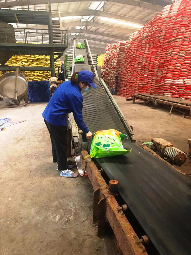 Giá nguyên liệu tăng vùn vụt khiến các doanh nghiệp sản xuất phân bón gặp rất nhiều khó khăn.