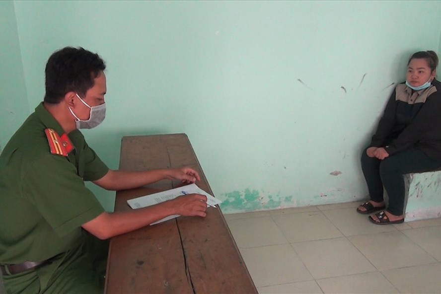 "Nữ quái" chuyên cướp giật dây chuyền vàng ở thành phố Hà Tiên, tỉnh Kiên Giang tại cơ quan công an. Ảnh: PV "Nữ quái" chuyên cướp giật dây chuyền vàng ở thành phố Hà Tiên, tỉnh Kiên Giang tại cơ quan công an. Ảnh: PV