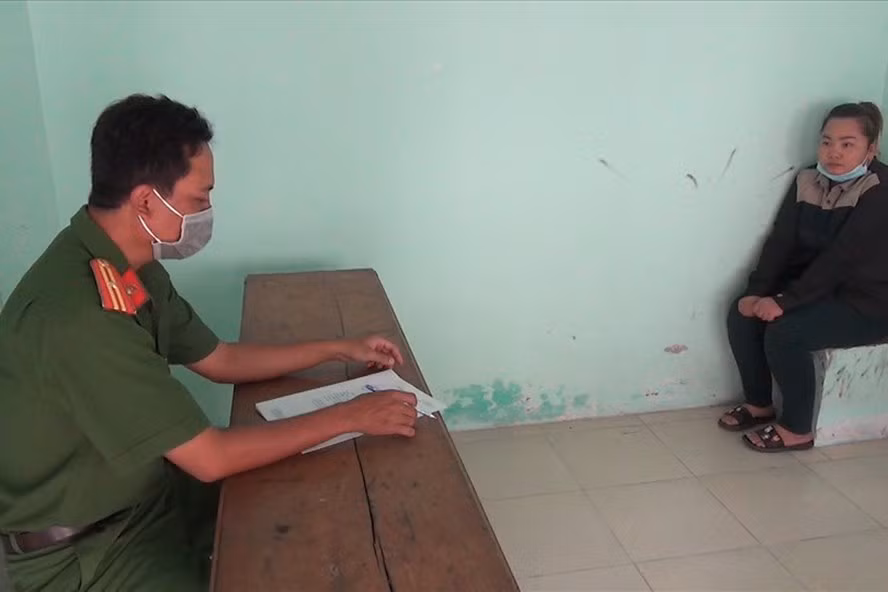 "Nữ quái" chuyên cướp giật dây chuyền vàng ở thành phố Hà Tiên, tỉnh Kiên Giang tại cơ quan công an. Ảnh: PV