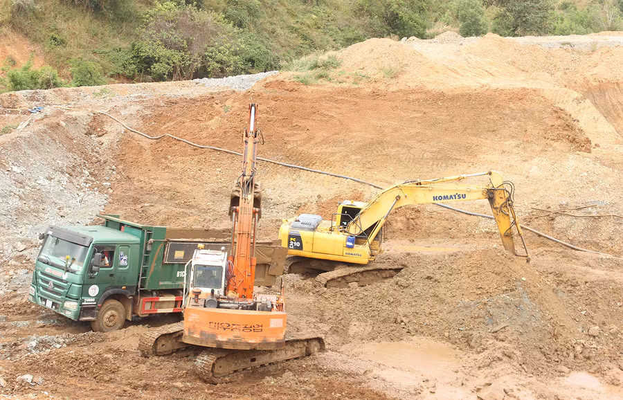 Thi công các hạng mục công trình thủy lợi Plei Thơ Ga (xã Chư Don, huyện Chư Pưh). Ảnh: Nguyễn Diệp