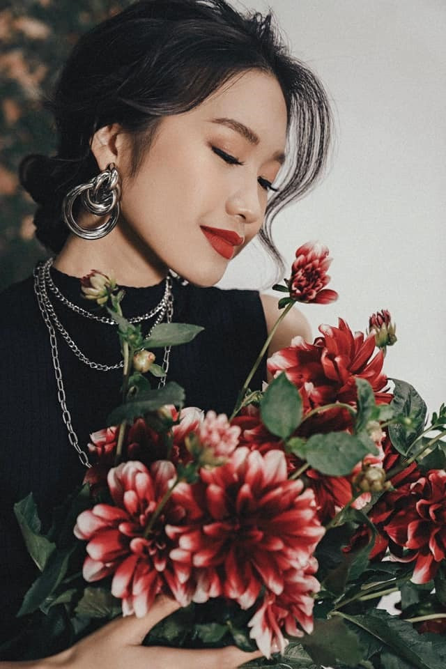 Ngoài ra, cô còn gây chú ý khi sau đêm chung kết Hoa hậu Việt Nam, cầu thủ Đoàn Văn Hậu đã có mặt tặng hoa và an ủi cô ngay tại sân khấu. Ảnh: NVCC.