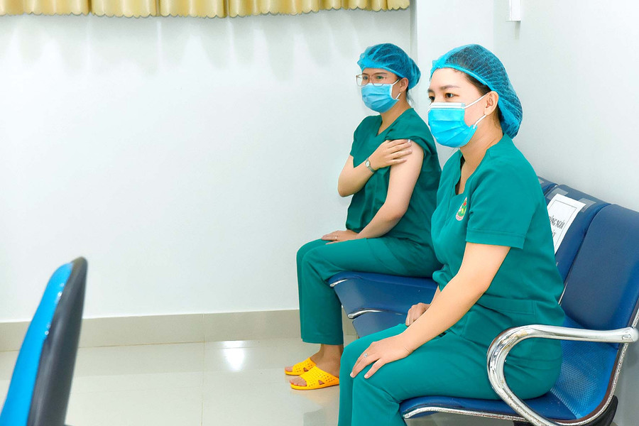 Khi tiêm vắc xin không đau, tiêm rất nhanh, mình cảm thấy thoải mái. Trước đó, bệnh viện đã thông báo toàn báo cho toàn thể nhân viên và hướng dẫn các bước để cho mọi người chuẩn bị cho tiêm phòng COVID-19. Hy vọng sẽ có vắc xin COVID-19 để tiêm cho toàn thể người dân. Chị Đoàn Thị Minh Trinh nhân viên y tế cho hay. Ảnh: Đức Thụy Khi tiêm vắc xin không đau, tiêm rất nhanh, mình cảm thấy thoải mái. Trước đó, bệnh viện đã thông báo toàn báo cho toàn thể nhân viên và hướng dẫn các bước để cho mọi người chuẩn bị cho tiêm phòng COVID-19. Hy vọng sẽ có vắc xin COVID-19 để tiêm cho toàn thể người dân. Chị Đoàn Thị Minh Trinh nhân viên y tế cho hay. Ảnh: Đức Thụy