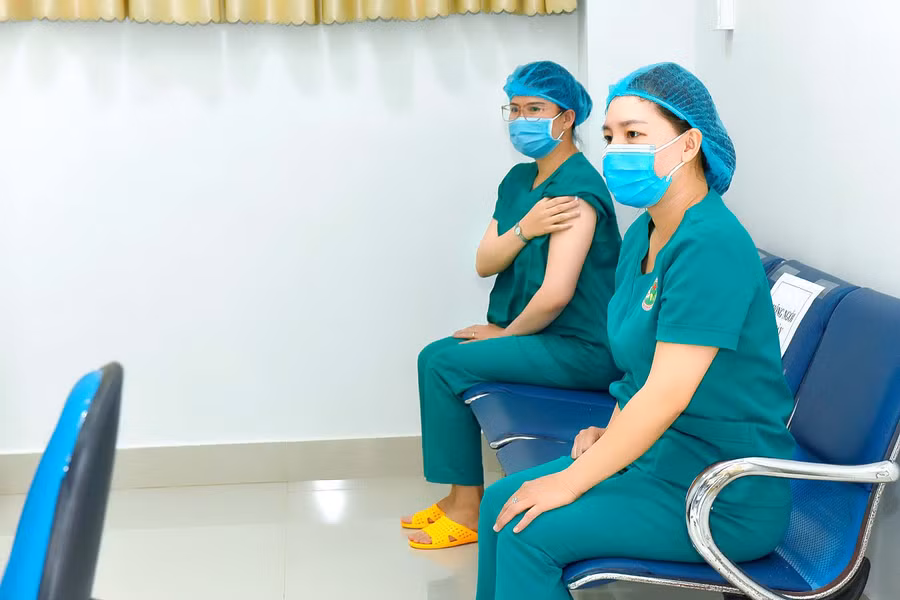 Khi tiêm vắc xin không đau, tiêm rất nhanh, mình cảm thấy thoải mái. Trước đó, bệnh viện đã thông báo toàn báo cho toàn thể nhân viên và hướng dẫn các bước để cho mọi người chuẩn bị cho tiêm phòng COVID-19. Hy vọng sẽ có vắc xin COVID-19 để tiêm cho toàn thể người dân. Chị Đoàn Thị Minh Trinh nhân viên y tế cho hay. Ảnh: Đức Thụy