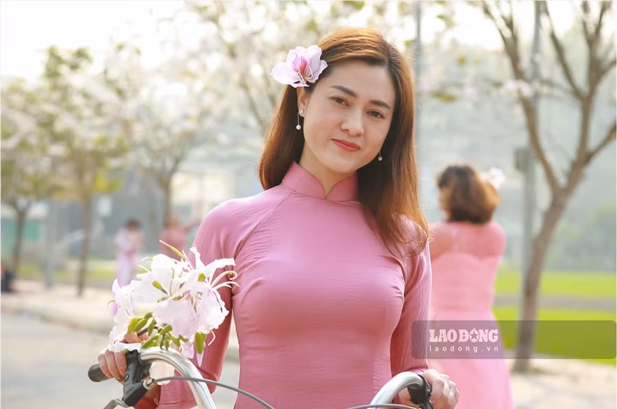  Nhiều bạn trẻ cũng không bỏ lỡ dịp này để lưu lại những ảnh áo dài với hoa ban.