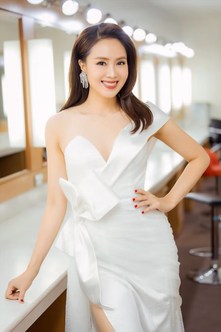  Diễn viên có phong cách thời trang tinh tế. Cô chuộng những bộ cánh quyến rũ và khoe được vóc dáng. Ảnh: NSCC.