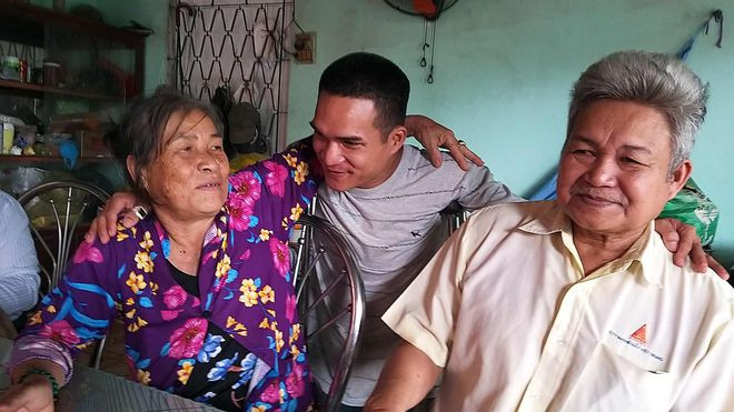 Anh Nguyễn Dũng vui mừng đoàn tụ cha mẹ ẢNH: NHƯ LỊCH