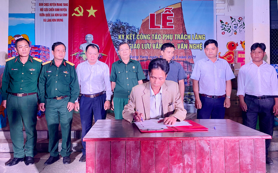 Kon Brung khởi sắc ảnh 1 Các cơ quan, đơn vị huyện Mang Yang ký kết giao ước thi đua giúp đỡ, hỗ trợ người dân làng Kon Brung. Ảnh: Ngọc Thu