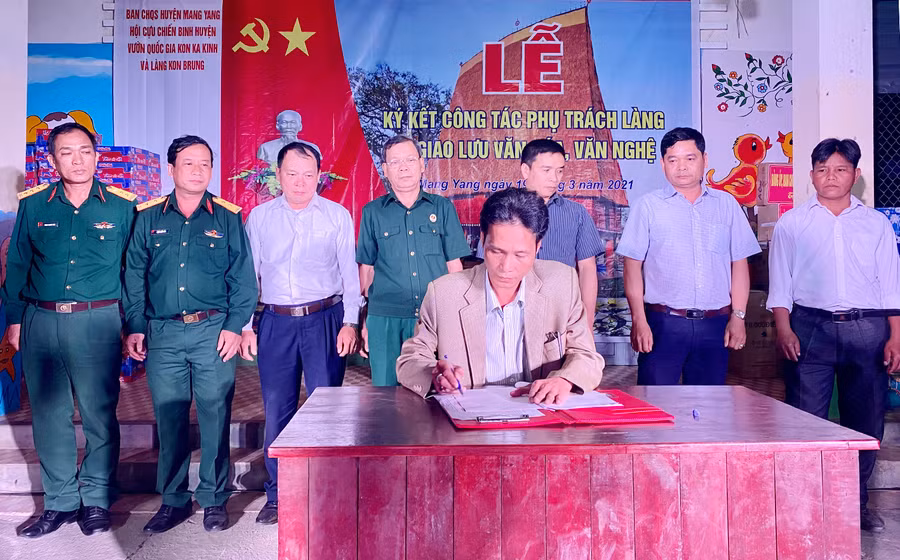 Các cơ quan, đơn vị huyện Mang Yang ký kết giao ước thi đua giúp đỡ, hỗ trợ người dân làng Kon Brung. Ảnh: Ngọc Thu