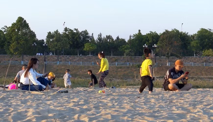 Do đó, dòng sông Đăk Bla, đoạn chảy qua thành phố Kon Tum dần trở nên hiền hòa và thu mình lại, tạo nên một bãi bồi cát rộng lớn. (Ảnh: Khoa Chương/TTXVN) Do đó, dòng sông Đăk Bla, đoạn chảy qua thành phố Kon Tum dần trở nên hiền hòa và thu mình lại, tạo nên một bãi bồi cát rộng lớn. (Ảnh: Khoa Chương/TTXVN)