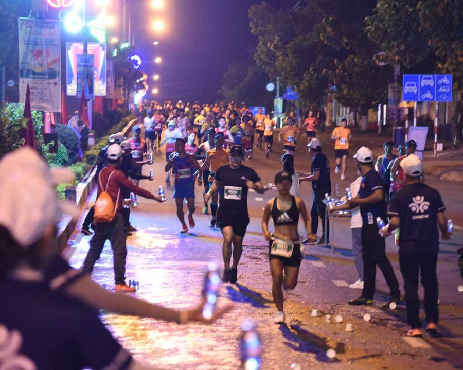 các vận động viên ở trên đường Phạm Văn Đồng được tiếp nước