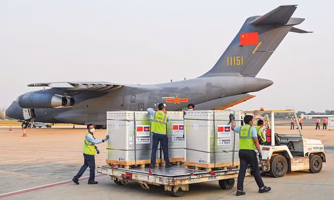  Máy bay chở vắc xin Trung Quốc tại sân bay Phnom Penh, Campuchia - ẢNH: AFP