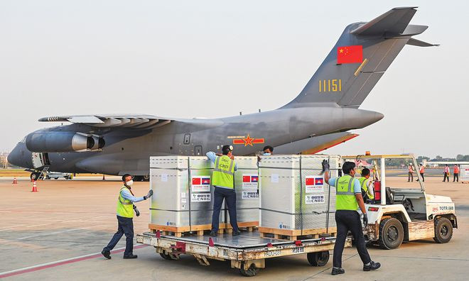  Máy bay chở vắc xin Trung Quốc tại sân bay Phnom Penh, Campuchia - ẢNH: AFP