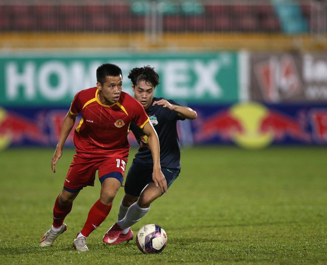 Tranh bóng giữa 2 đội HAGL và CAND - Ảnh: Minh Trần Tranh bóng giữa 2 đội HAGL và CAND - Ảnh: Minh Trần