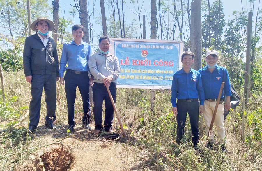 Thành Đoàn Pleiku xây dựng công trình thanh niên tại xã Gào ảnh 1 Đại diện Thành Đoàn Pleiku và UBND xã Gào tổ chức lễ khởi công công trình thanh niên. Ảnh: Phan Lài