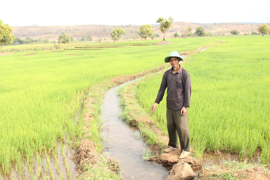 Ông Thal (xã Chư Don, huyện Chư Pưh) bên mương nước tưới dẫn vào ruộng. Ảnh: Nguyễn Diệp