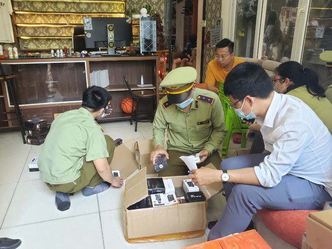 Lực lượng chức năng TP.Đà Nẵng lập biên bản tạm giữ TLĐT tại cơ sở kinh doanh - ẢNH: NGUYỄN TÚ Lực lượng chức năng TP.Đà Nẵng lập biên bản tạm giữ TLĐT tại cơ sở kinh doanh - ẢNH: NGUYỄN TÚ