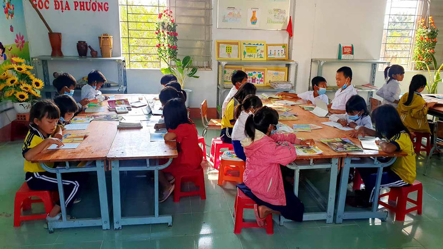 Các lớp học cũng được Trường Tiểu học Trần Quốc Tuấn (xã Chư Drăng, huyện Krông Pa) trang trí sạch-đẹp. Ảnh: Nhật Hào Các lớp học cũng được Trường Tiểu học Trần Quốc Tuấn trang trí sạch-đẹp để thu học sinh đến lớp. Ảnh: Nhật Hào