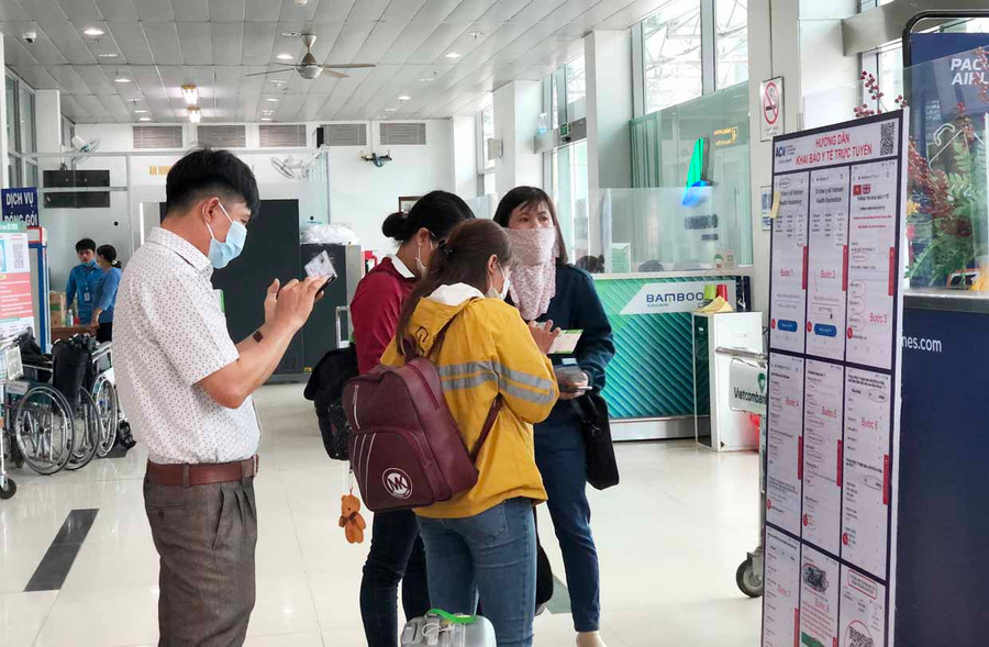 Hành khách khai báo y tế trước khi làm thủ tục lên máy bay tại Cảng Hàng không Pleiku. Ảnh: Lê Hòa