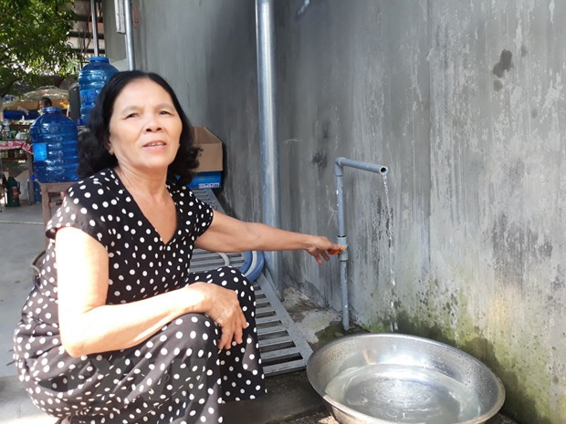 Bà Nguyễn Thị Nữ ở xã Bình Tường bị ngộ độc nên ngưng không sử dụng nước máy trong nhiều ngày nay mà chuyển sang dùng nước bình. (Ảnh: Tường Quân/TTXVN)