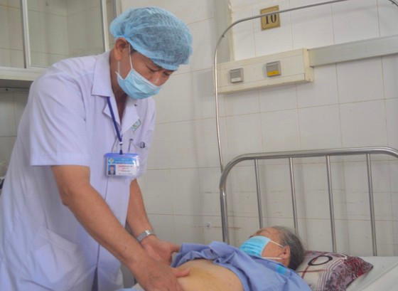 Bác sĩ chăm sóc cho cụ bà sau khi phẫu thuật thành công Bác sĩ chăm sóc cho cụ bà sau khi phẫu thuật thành công