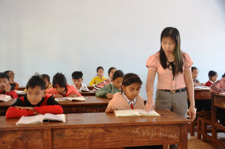 giáo viên Trường tiểu học Kpă Klơng đang hướng dẫn học sinh học