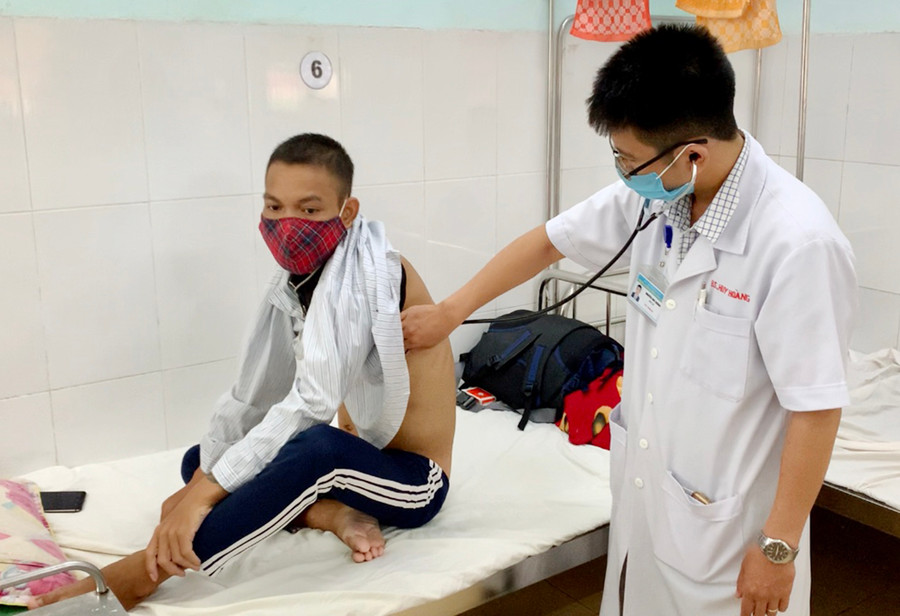 Bác sĩ khám cho bệnh nhân lao tại Bệnh viện Lao và Bệnh phổi tỉnh. Ảnh: Như Nguyện