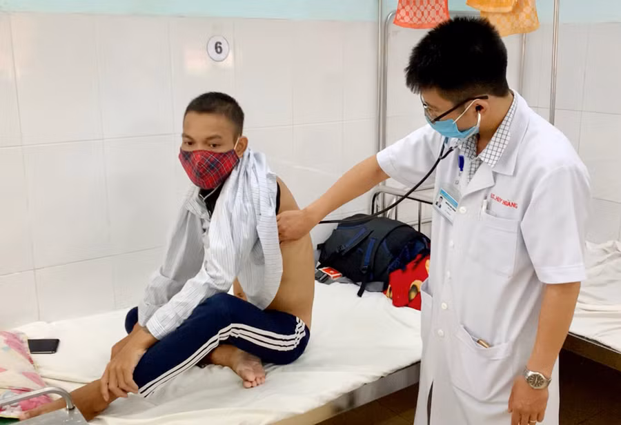 Bác sĩ khám cho bệnh nhân lao tại Bệnh viện Lao và Bệnh phổi tỉnh. Ảnh: Như Nguyện