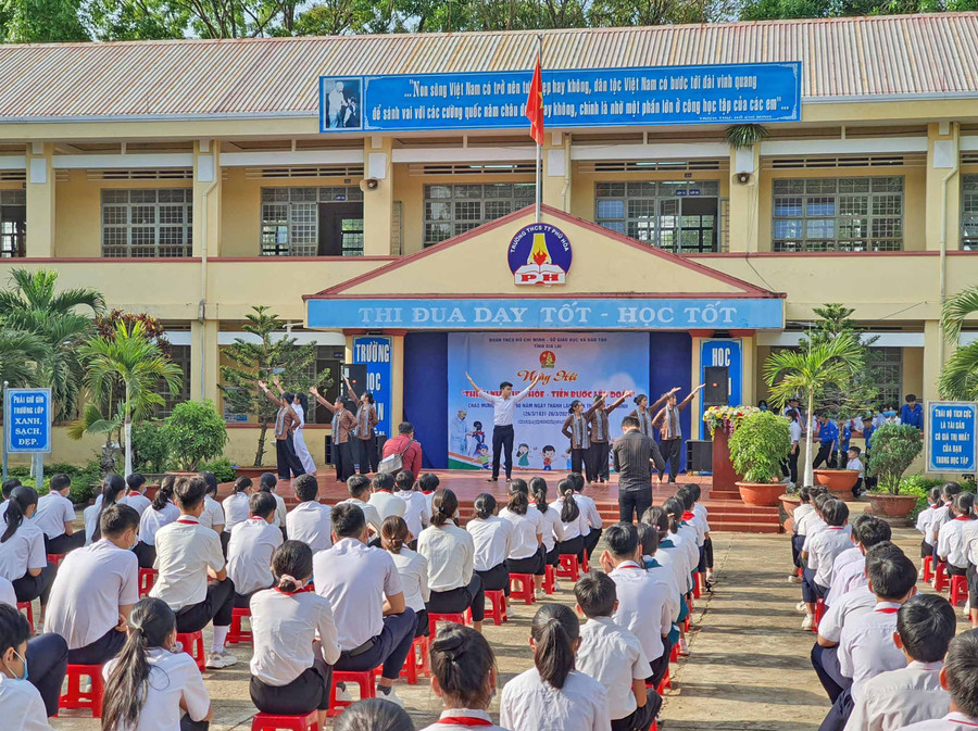22-3 Toàn cảnh Ngày hội Thiếu nhi vui khỏe-Tiến bước lên Đoàn tổ chức tại Trường THCS thị trấn Phú Hòa (huyện Chư Păh).