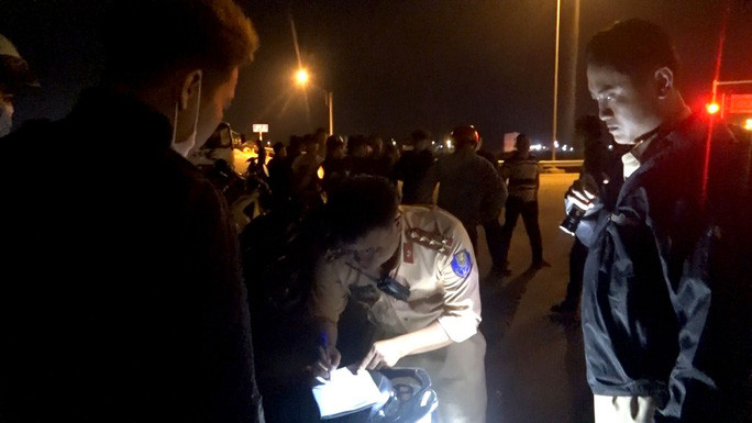 Lực lượng CSGT lập biên bản vi phạm các đối tượng liên quan vụ đua xe trái phép. Ảnh: Công an Bình Định