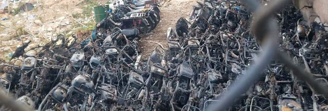 Xe vi phạm cháy trơ khung ẢNH: CÔNG NGUYÊN