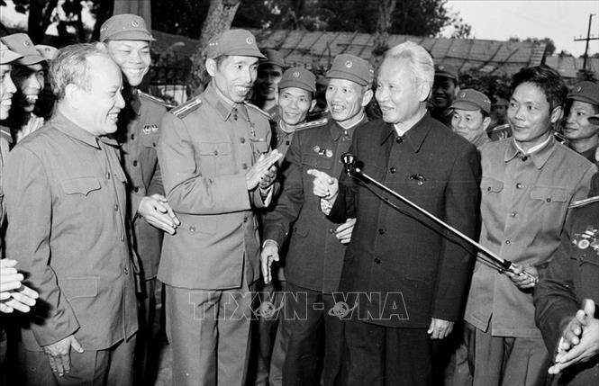 Thủ tướng Phạm Văn Đồng và các chiến sỹ công an nhân dân trong ngày ngành Công an đón nhận danh hiệu Anh hùng Lực lượng vũ trang nhân dân (5/1/1980). Ảnh tư liệu: Kim Hùng/TTXVN Thủ tướng Phạm Văn Đồng và các chiến sỹ công an nhân dân trong ngày ngành Công an đón nhận danh hiệu Anh hùng Lực lượng vũ trang nhân dân (5/1/1980). Ảnh tư liệu: Kim Hùng/TTXVN