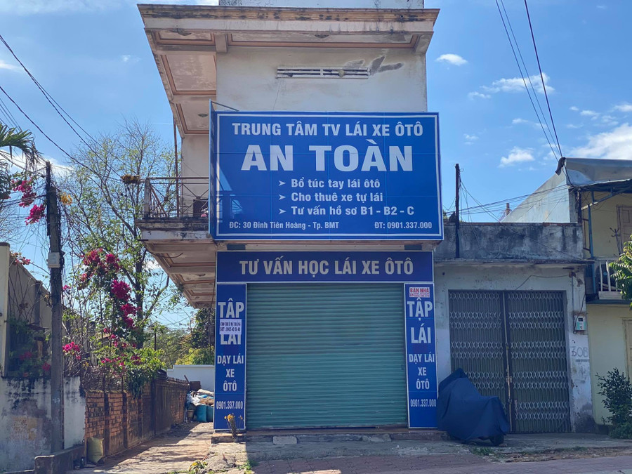 Không có chức năng đào tạo lái xe, nhưng Văn phòng đại diện Công ty TNHH Tư vấn lái xe an toàn vẫn nhận hàng nghìn học viên rồi thuê nhà văn hóa dạy lý thuyết, thuê giáo viên đến các bãi đất trống dạy thực hành.