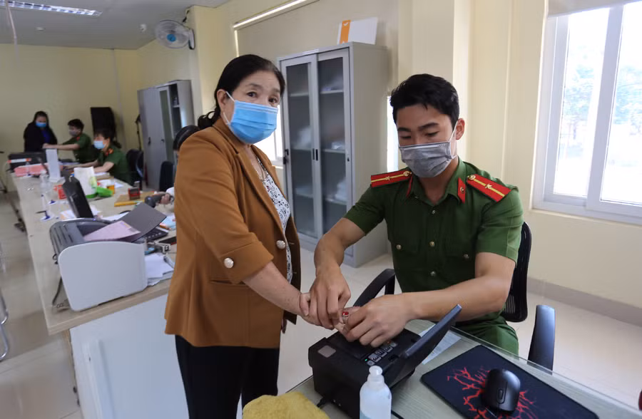  Lực lượng Công an tạm hoãn tiếp nhận hồ sơ cấp CCCD gắn chíp điện tử trong vòng 2 ngày. Ảnh: Văn Ngọc